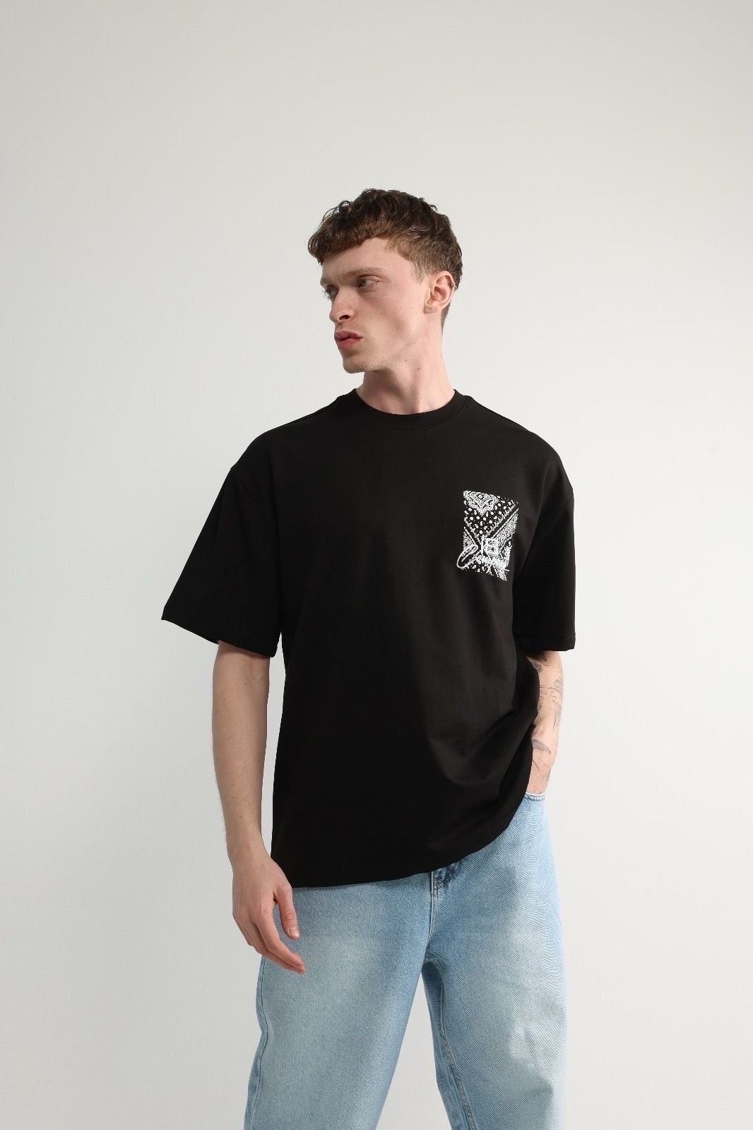 T-shirt noir ou blanc à motif