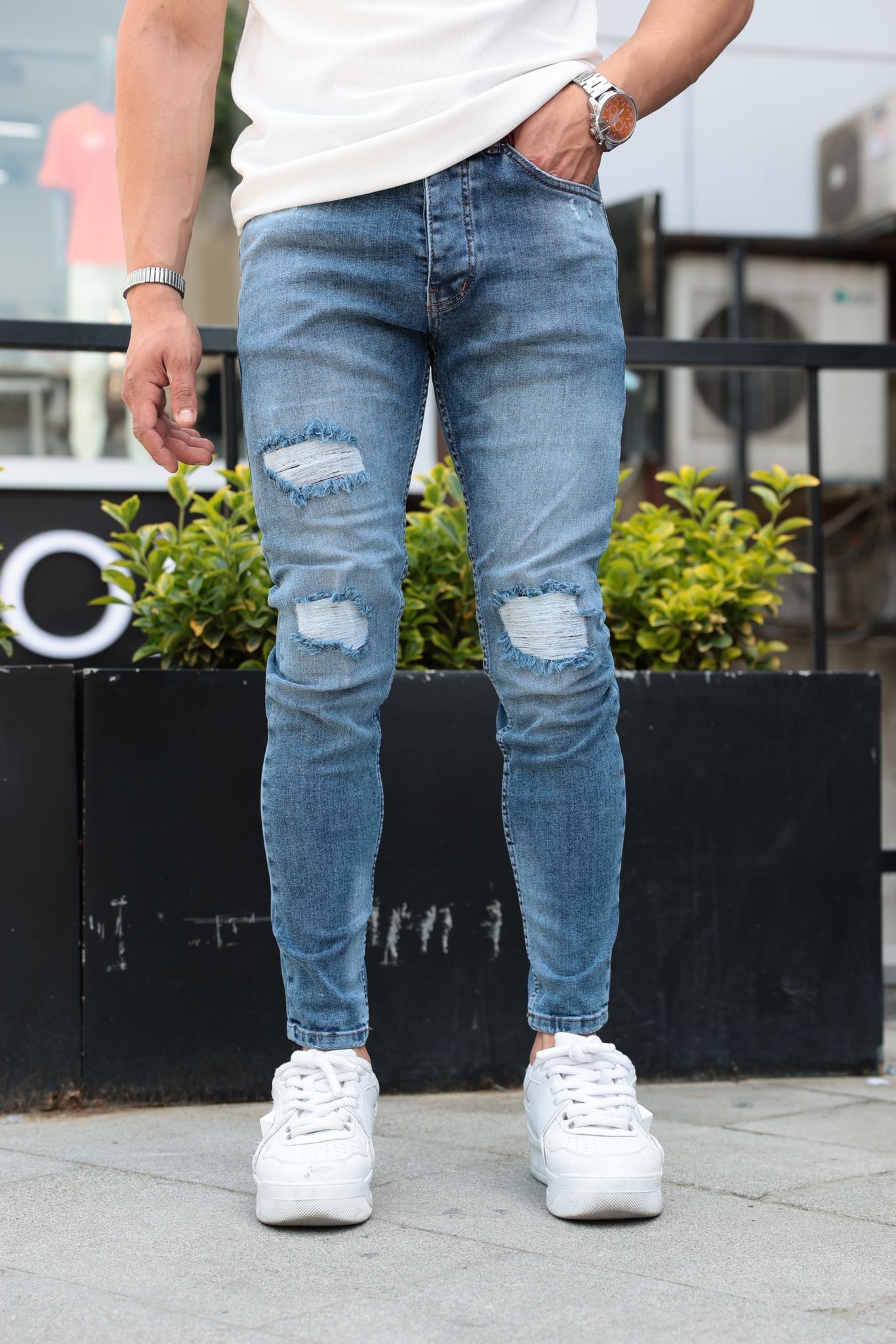 Jean bleu denim troué pour homme