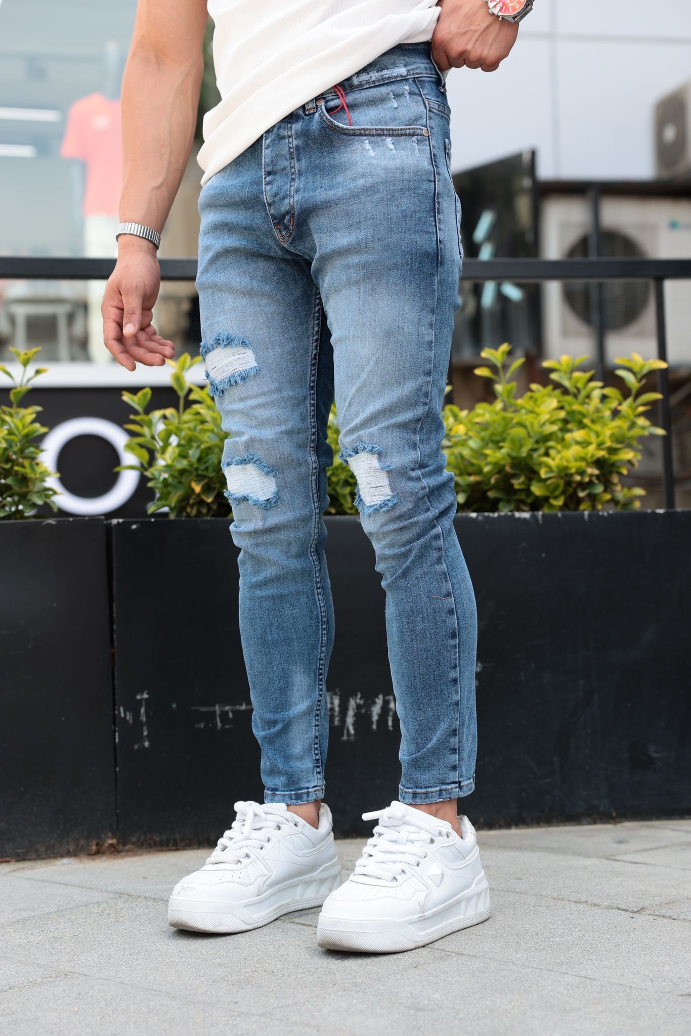 Jean bleu denim troué pour homme