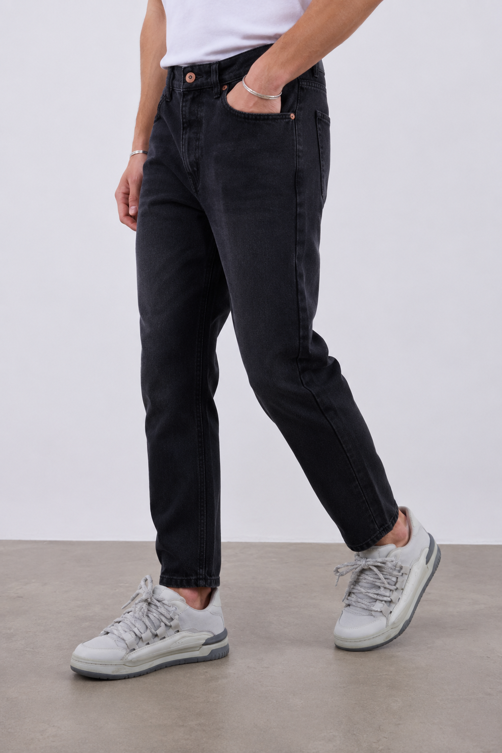 Jean homme noir coupe boyfriend délavée