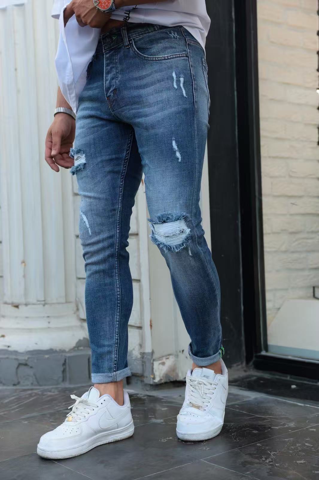 Jean slim bleu usé avec déchirures brutes aux genoux – Style urbain
