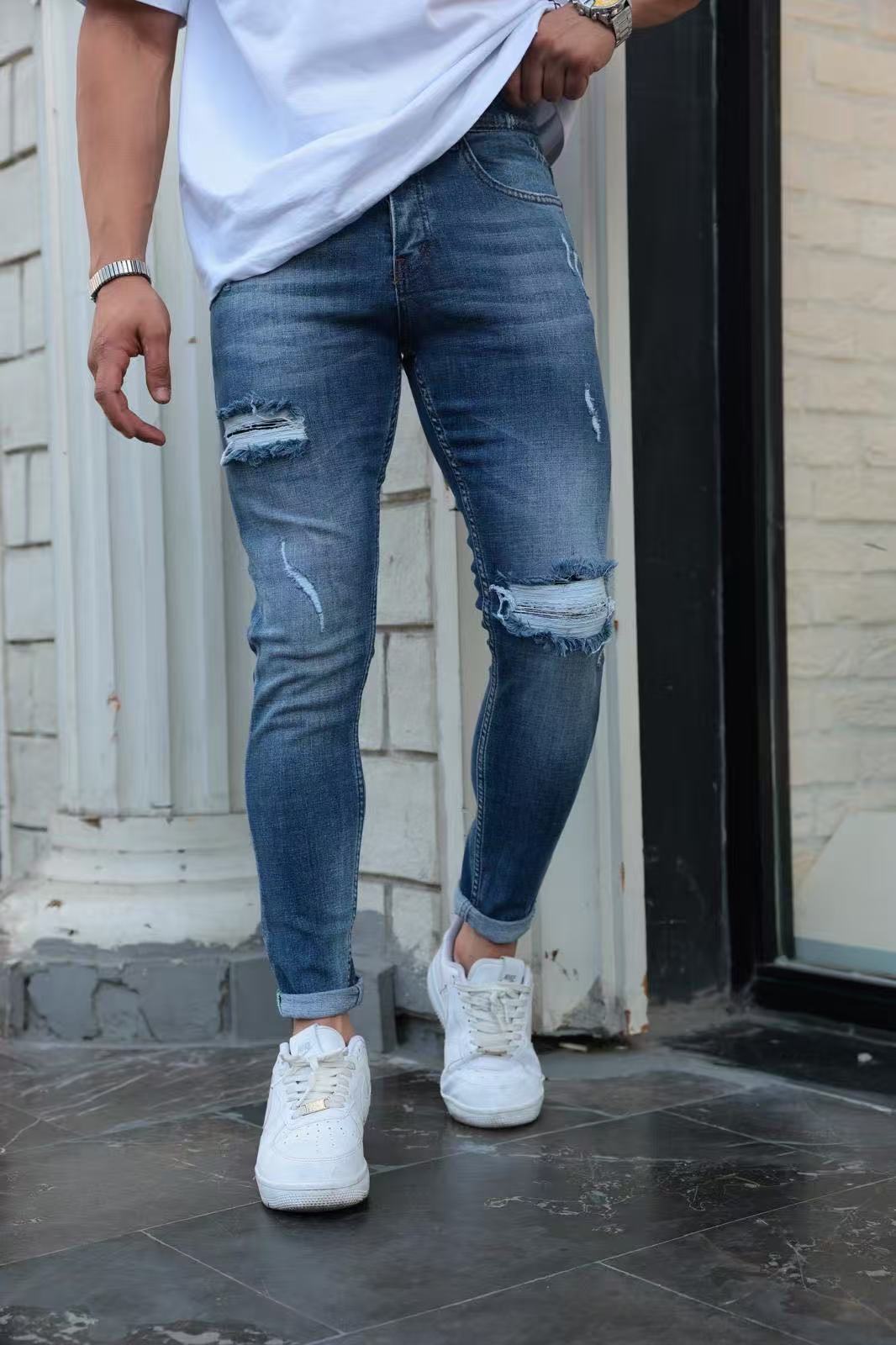 Jean slim bleu usé avec déchirures brutes aux genoux – Style urbain