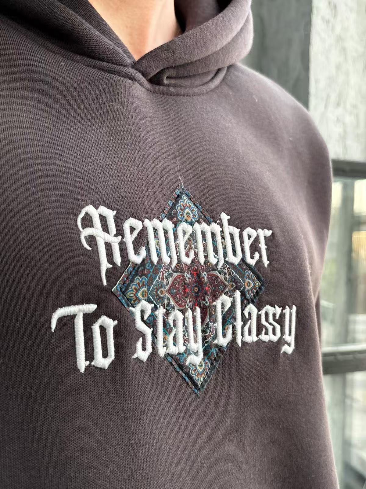 Sweat capuche motif persan homme stylé