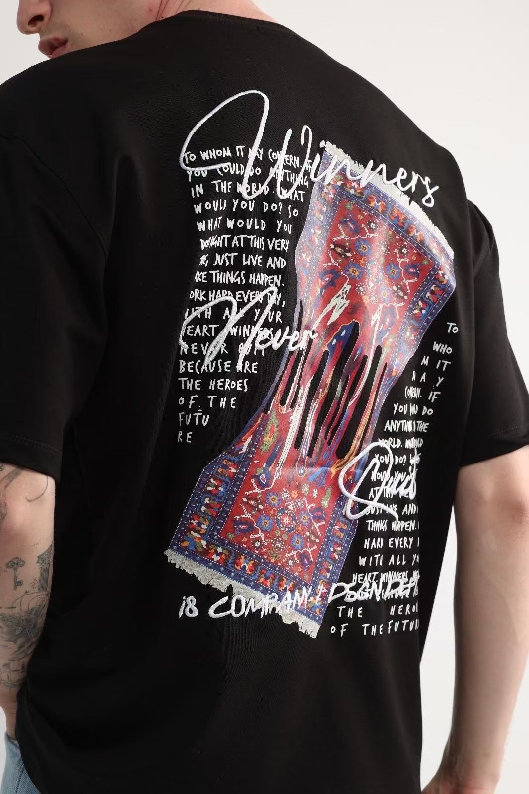 T-shirt noir oversize avec visuel tapis imprimé