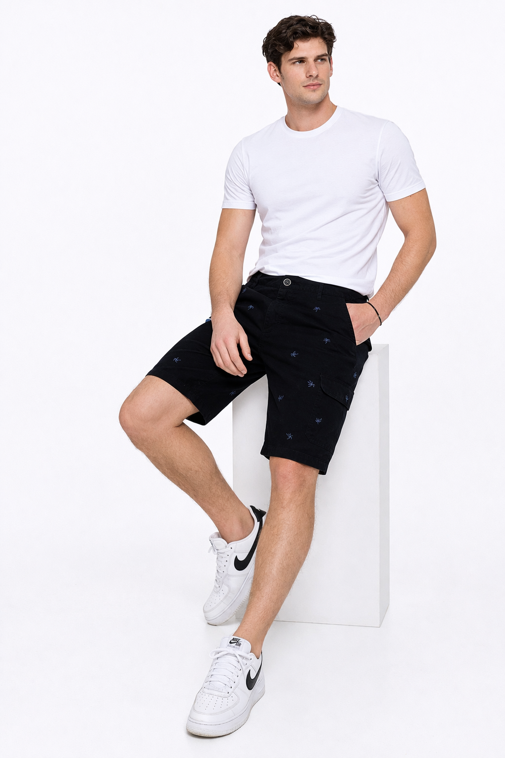Short homme Noir avec motifs brodés