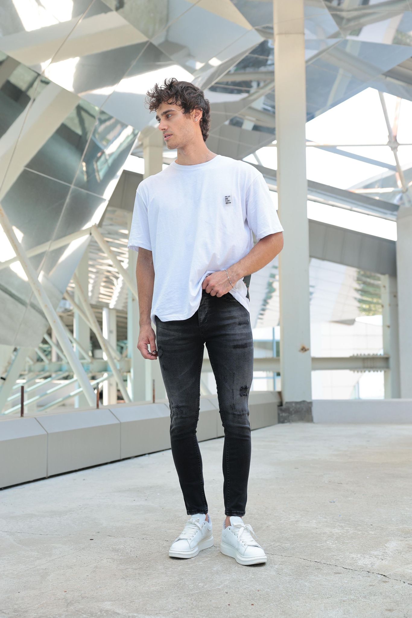 Jean noir gris délavé troué pour homme