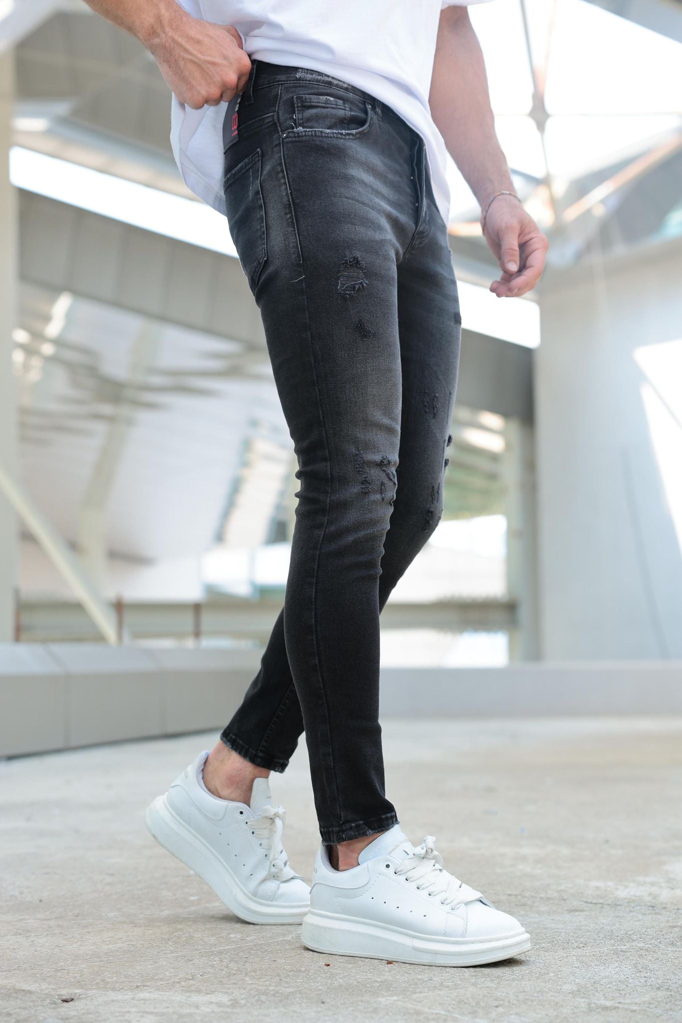 Jean noir gris délavé troué pour homme