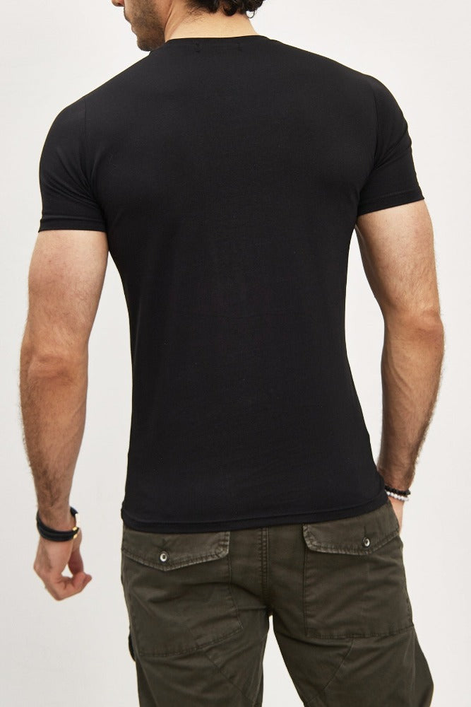 T-shirt noir avec imprimé horloge or homme stylé2