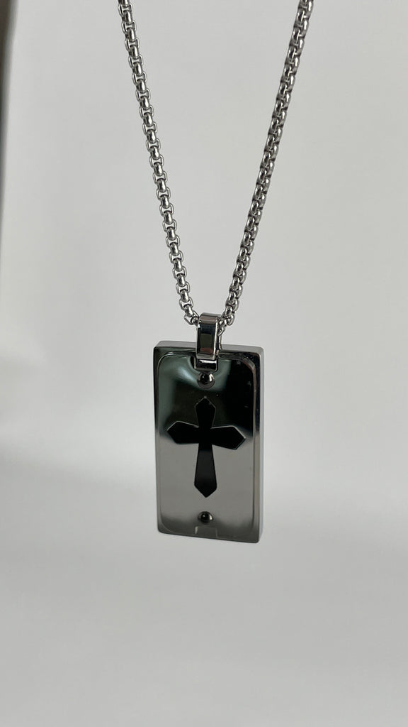 Collier argent avec une plaque croix noir homme ilannfivr