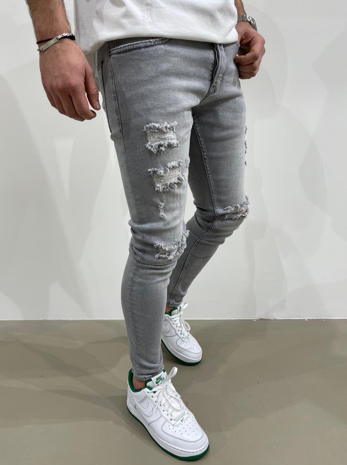 Jeans gris skinny fashion avec déchirures homme