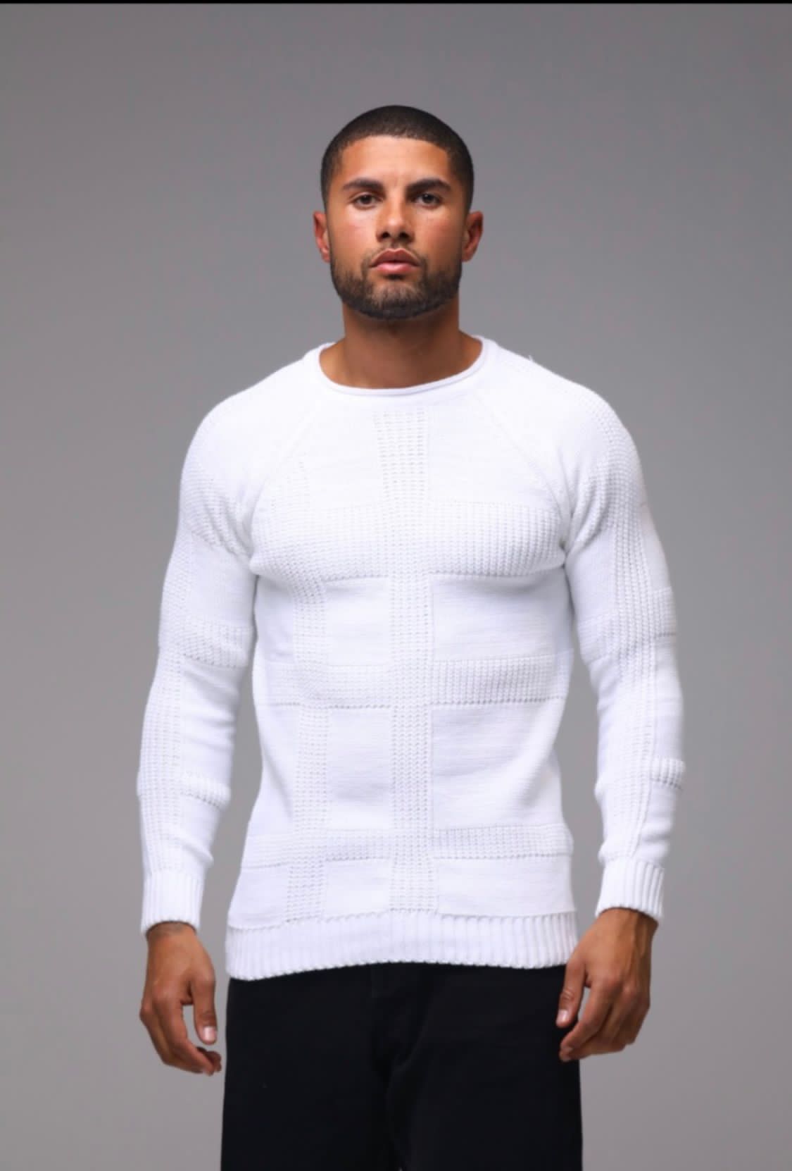 Pull style classique blanc à reliefs col rond