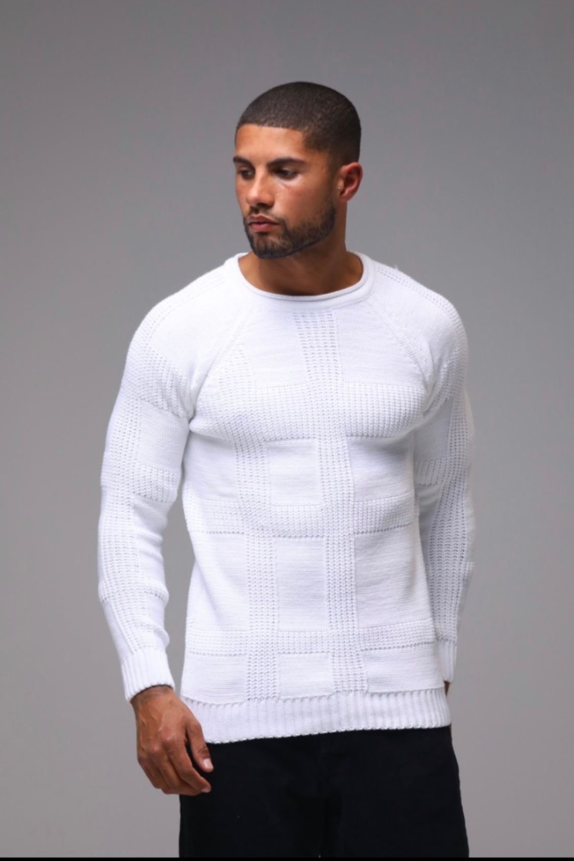 Pull style classique blanc à reliefs col rond