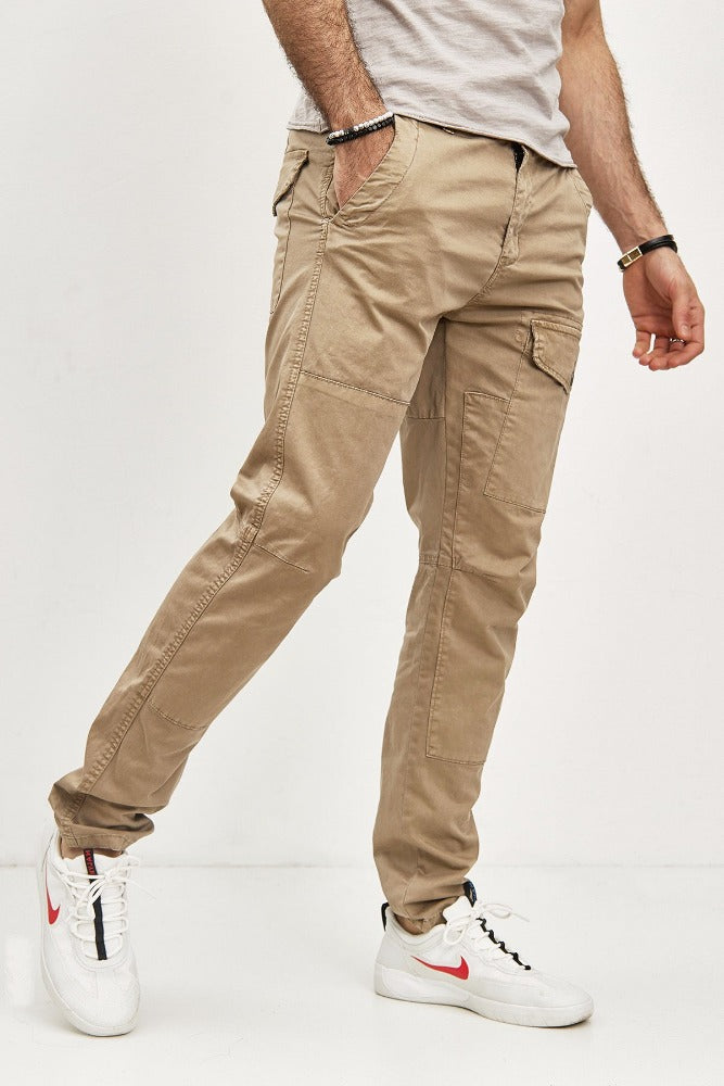 Pantalon cargo beige avec poche sur la cuisse homme fashion1