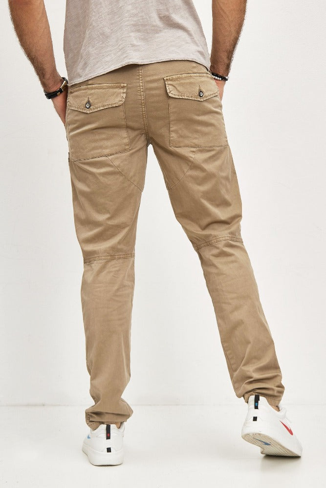 Pantalon cargo beige avec poche sur la cuisse homme fashion2