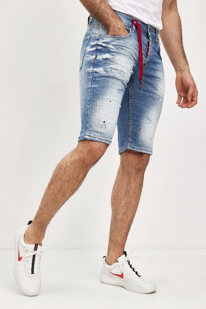 Short jeans bleu délavé avec peinture et cordon rouge homme fashion1