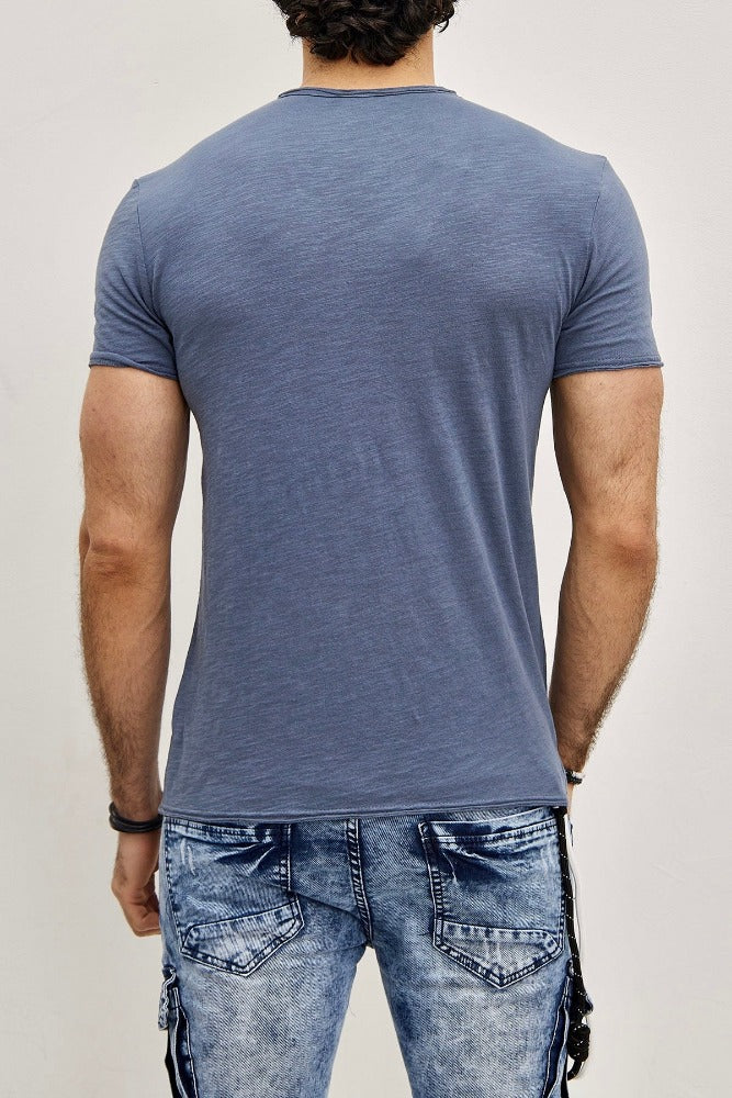 T-shirt col en V bleu clair coton homme stylé2