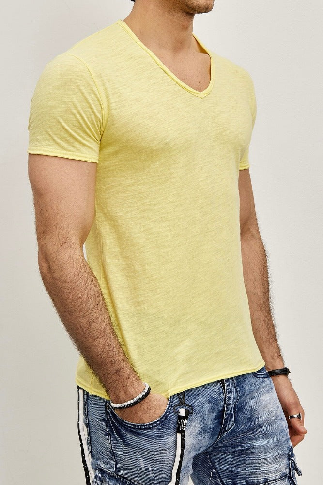 T-shirt col en V jaune clair coton homme stylé1
